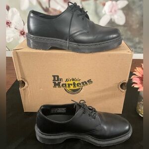 Dr Martens black mono shoes